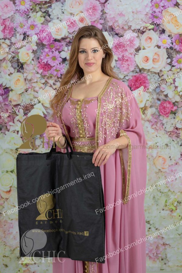 ⁦ستايل خليجي مع رداء مشغول | وردي⁩ - الصورة ⁦3⁩