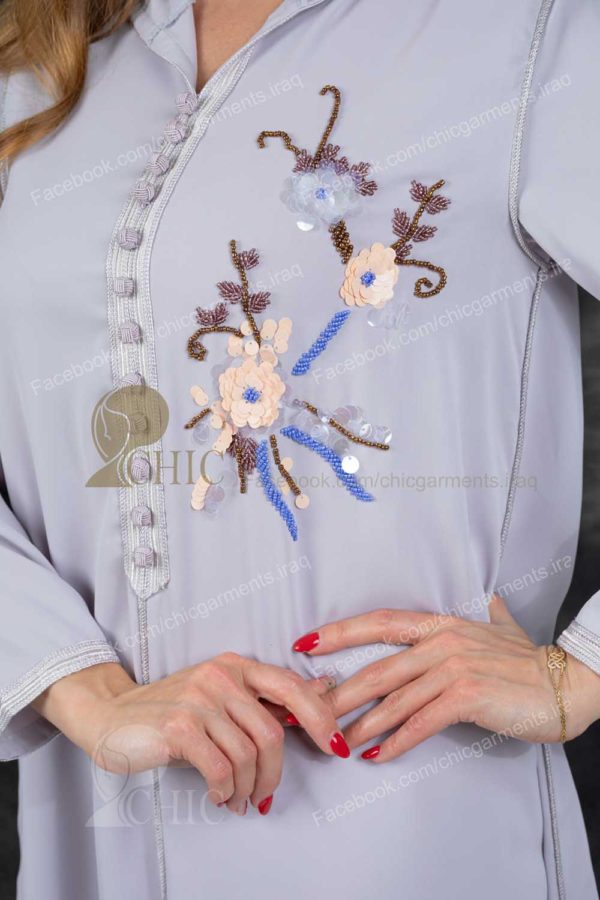 ⁦جلابية خليجي مع شغل يدوي مع كب | سمائي فاتح⁩ - الصورة ⁦3⁩