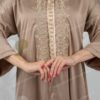 ⁦جلابية خليجي مع شغل يدوي مع كب | بيجي⁩ - الصورة ⁦4⁩